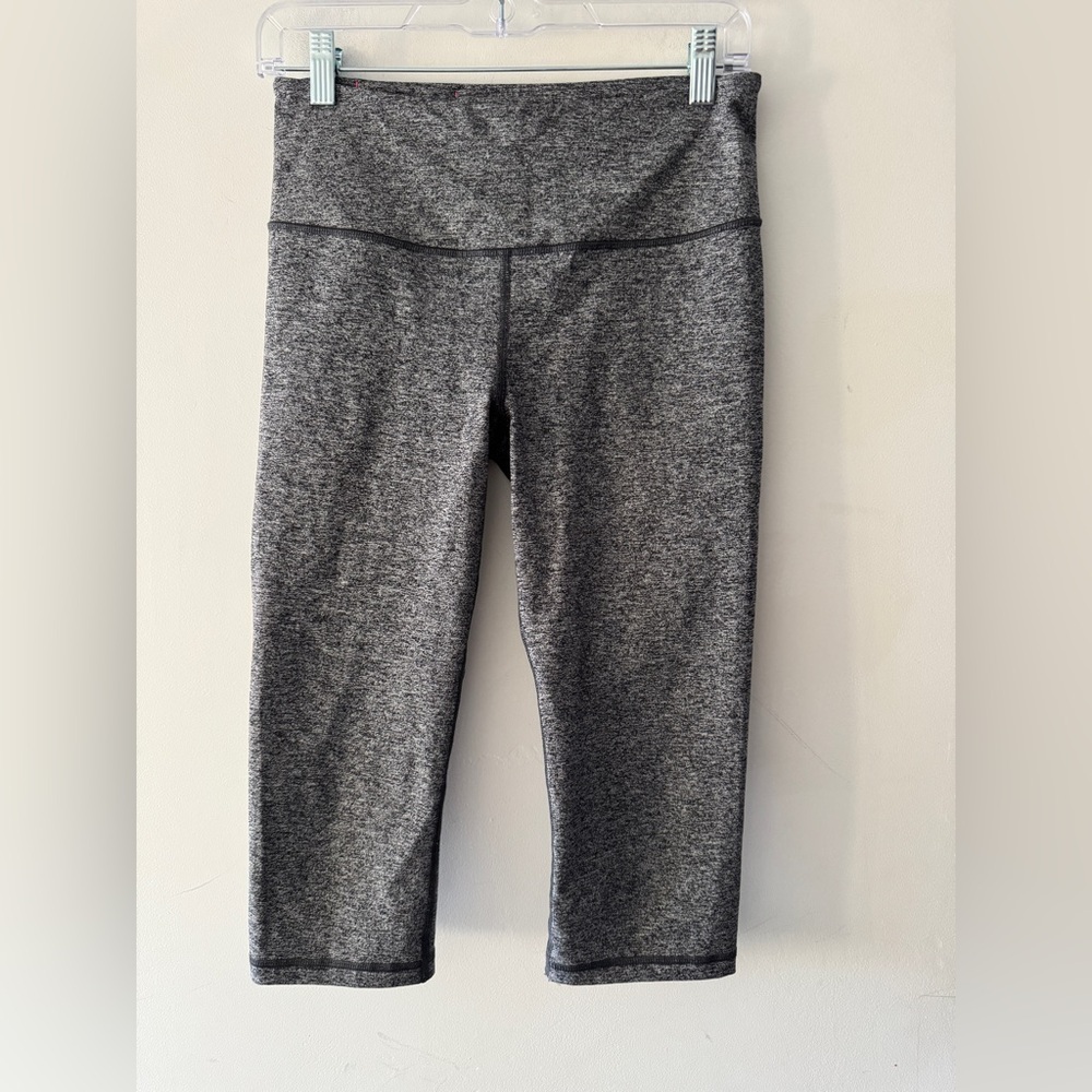 Victoria's Secret VSX Sport Knockout Crop Capri Leggings Gray‎